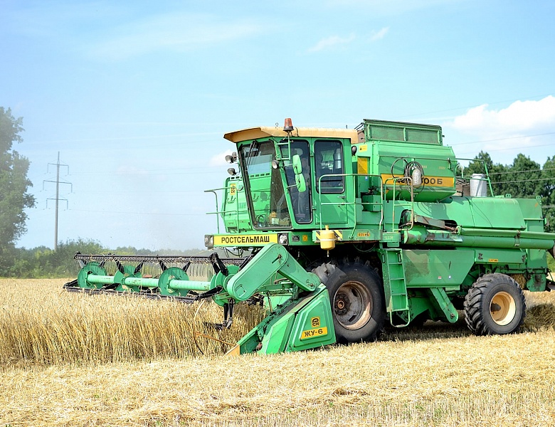В Учхозе-племзаводе «Комсомолец» приступили к уборке озимой пшеницы
