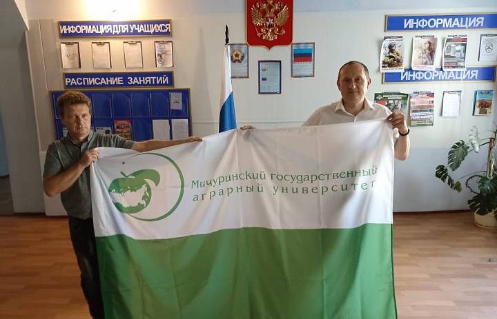 Аллею Дружбы в Новоайдаре украсили мичуринские саженцы