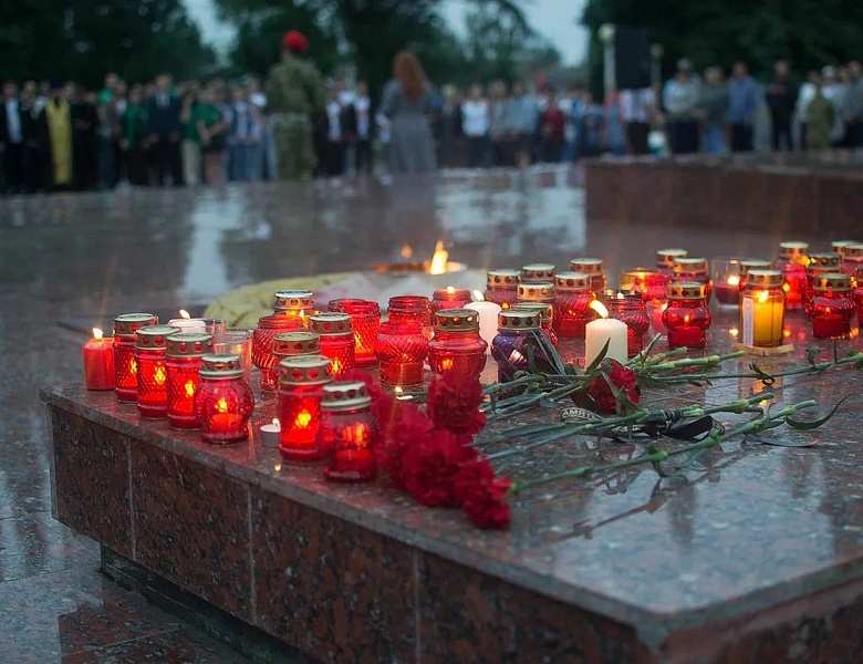 Врио ректора Сергей Жидков и волонтеры вуза зажгли свечи памяти