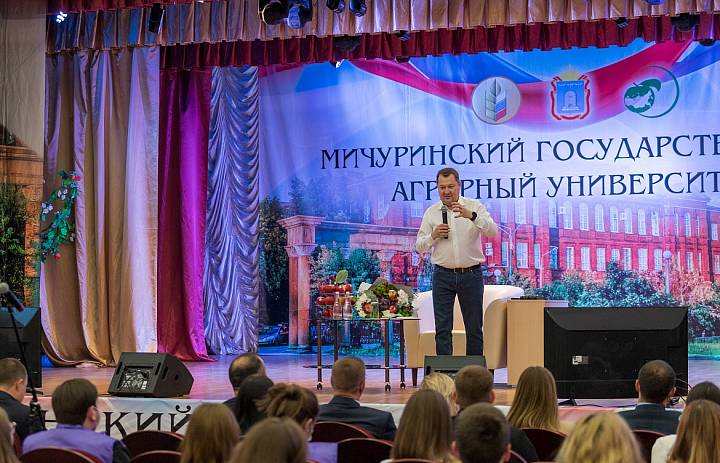 Ректор Сергей Жидков поздравил Максима Егорова с победой на выборах