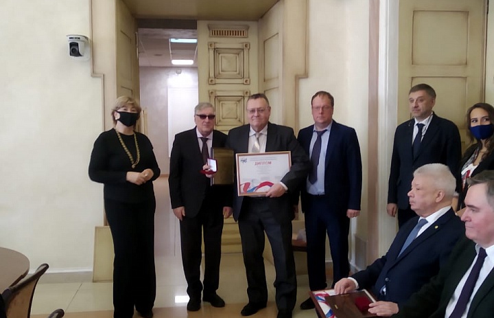 Лауреат премии "Профессор года" Юрий Трунов награждён медалью и дипломом