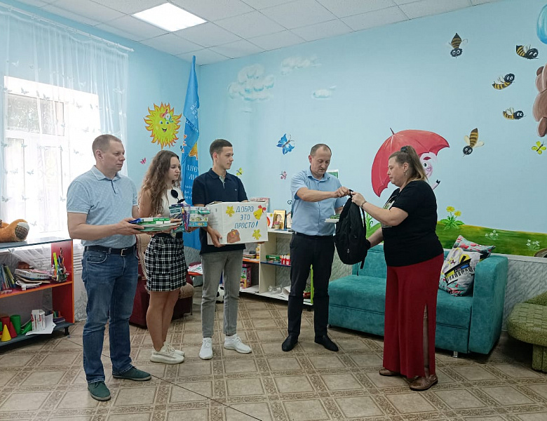 Сергей Жидков передал школьные наборы воспитанникам организации «Солнечный мир»