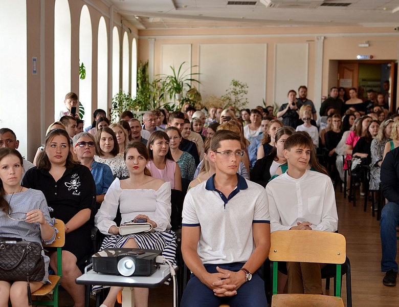 Выпускникам Социально-педагогического института вручили дипломы